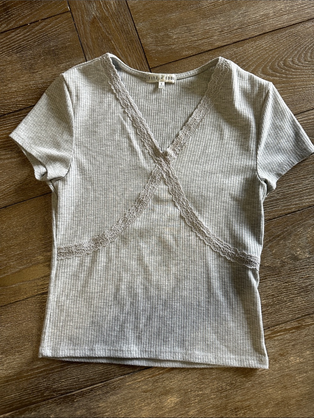 Fitz + Eddi Ribbed Lace-Trim V-Neck Tee - Light Gray Small